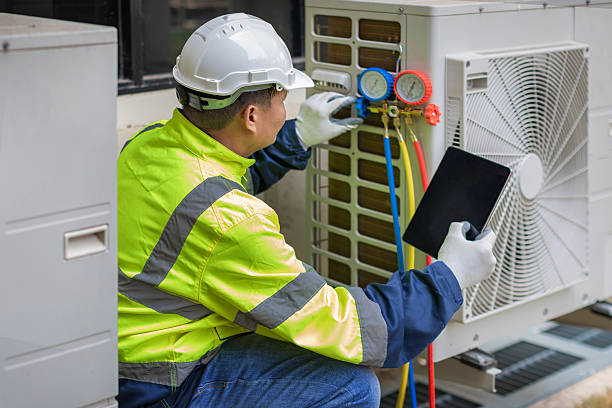 Professional Hvac technician working in Palm Harbor, FL